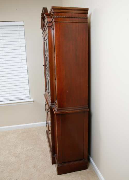 Vintage Thomasville Duncan Phyfe Style Breakfront China Cabinet