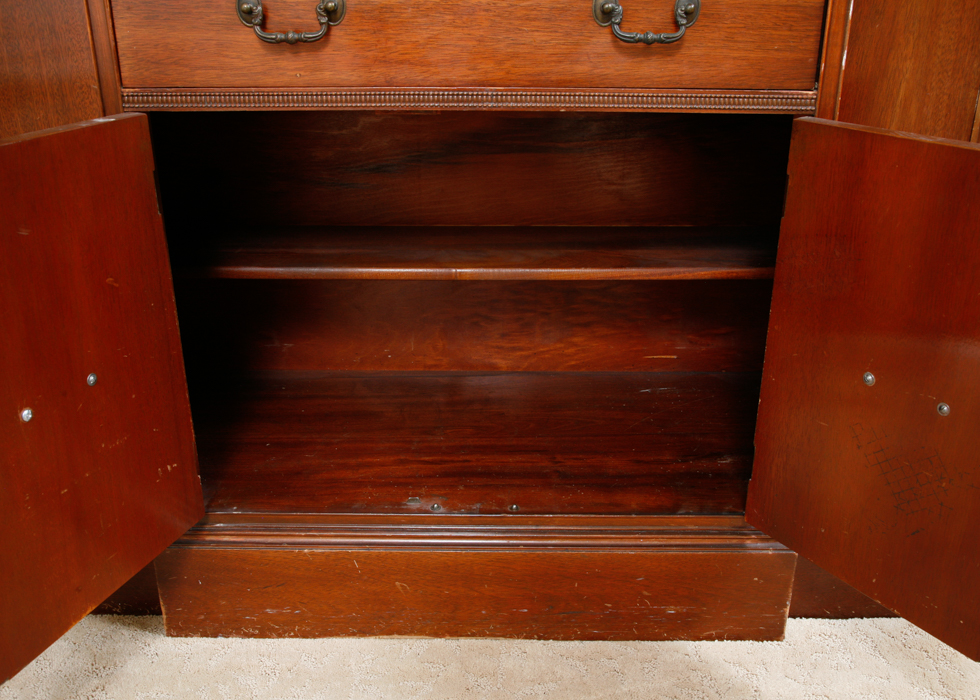 Vintage Thomasville Duncan Phyfe Style Breakfront China Cabinet