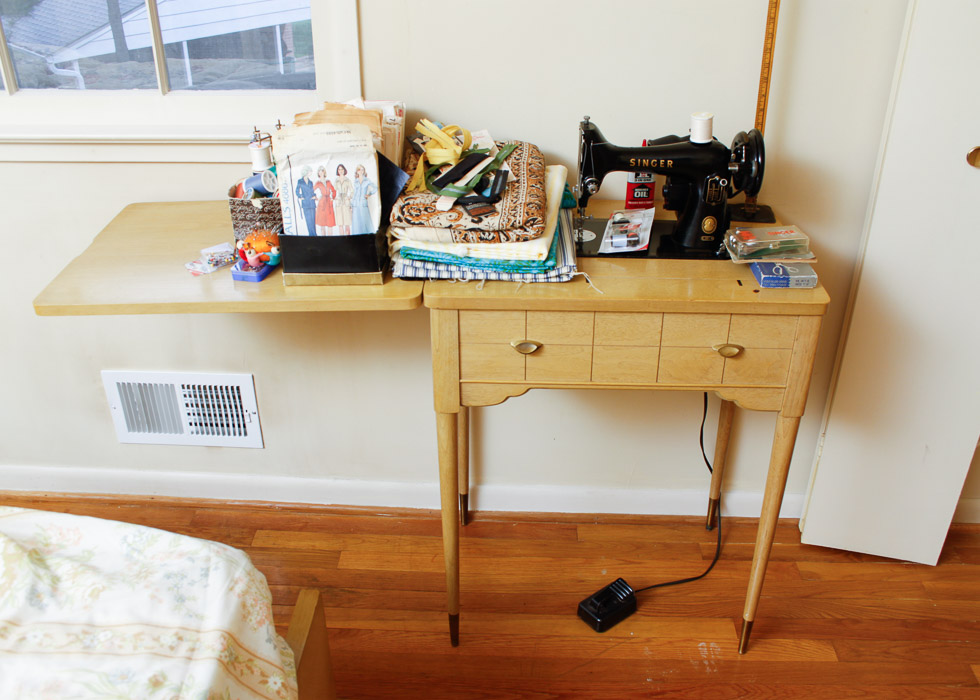 Vintage Singer Sewing Machine and Table