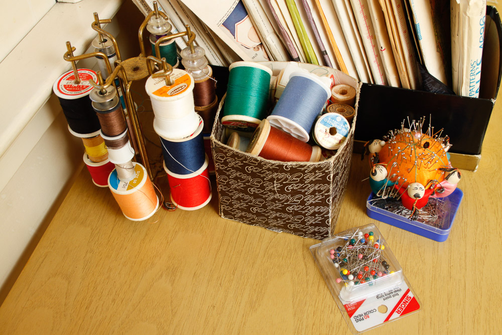 Vintage Singer Sewing Machine and Table