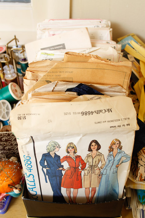 Vintage Singer Sewing Machine and Table