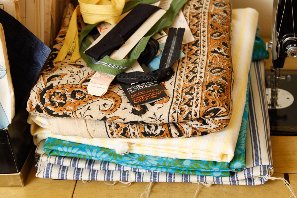 Vintage Singer Sewing Machine and Table