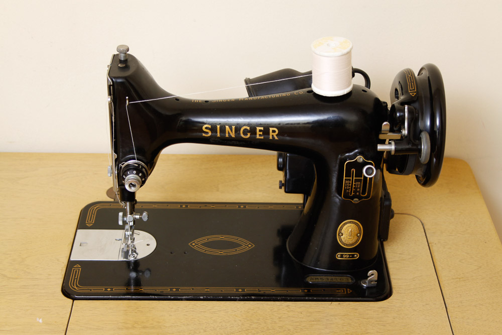 Vintage Singer Sewing Machine and Table