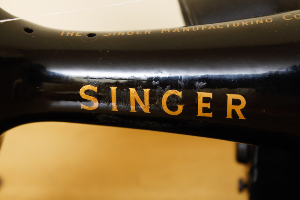 Vintage Singer Sewing Machine and Table
