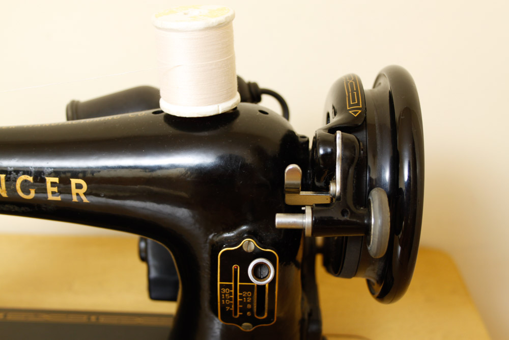 Vintage Singer Sewing Machine and Table