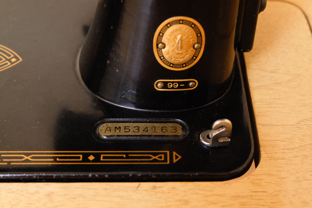 Vintage Singer Sewing Machine and Table