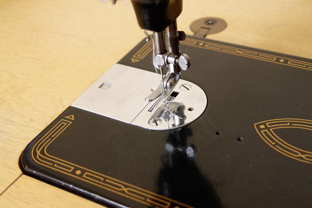 Vintage Singer Sewing Machine and Table