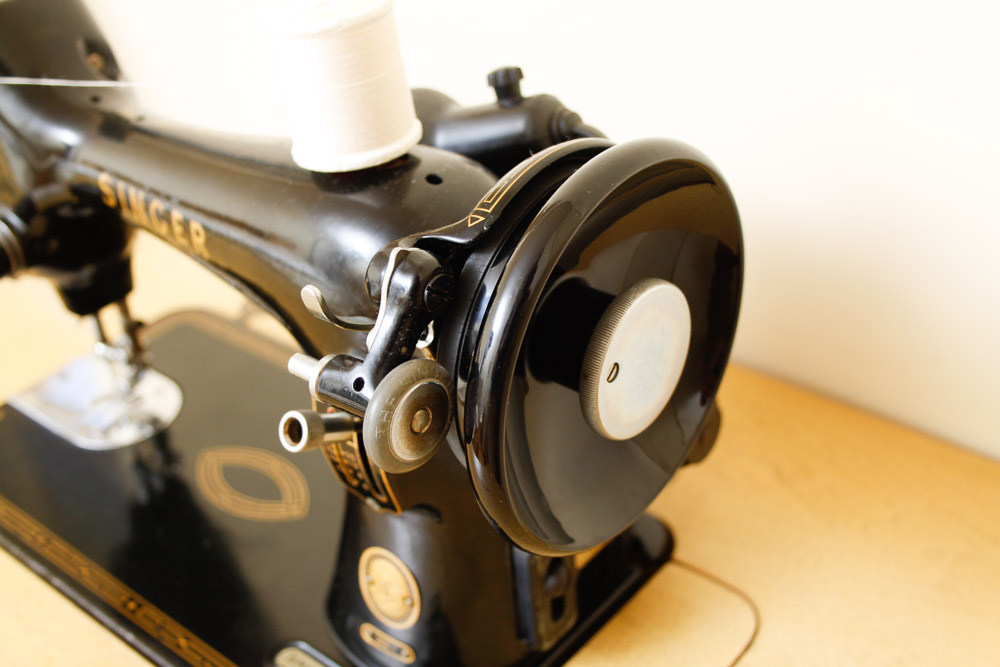 Vintage Singer Sewing Machine and Table