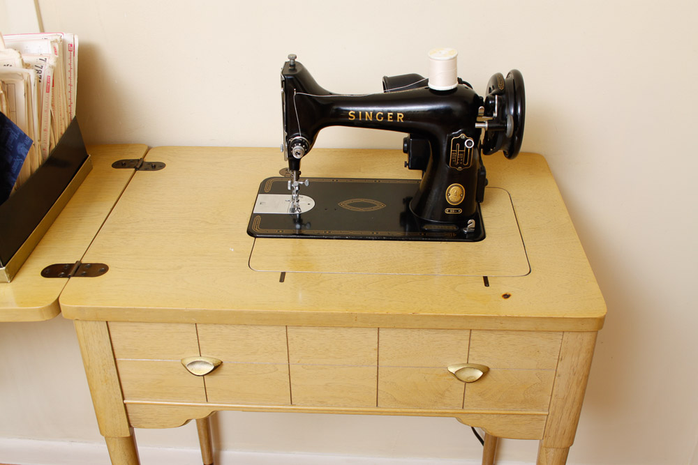Vintage Singer Sewing Machine and Table