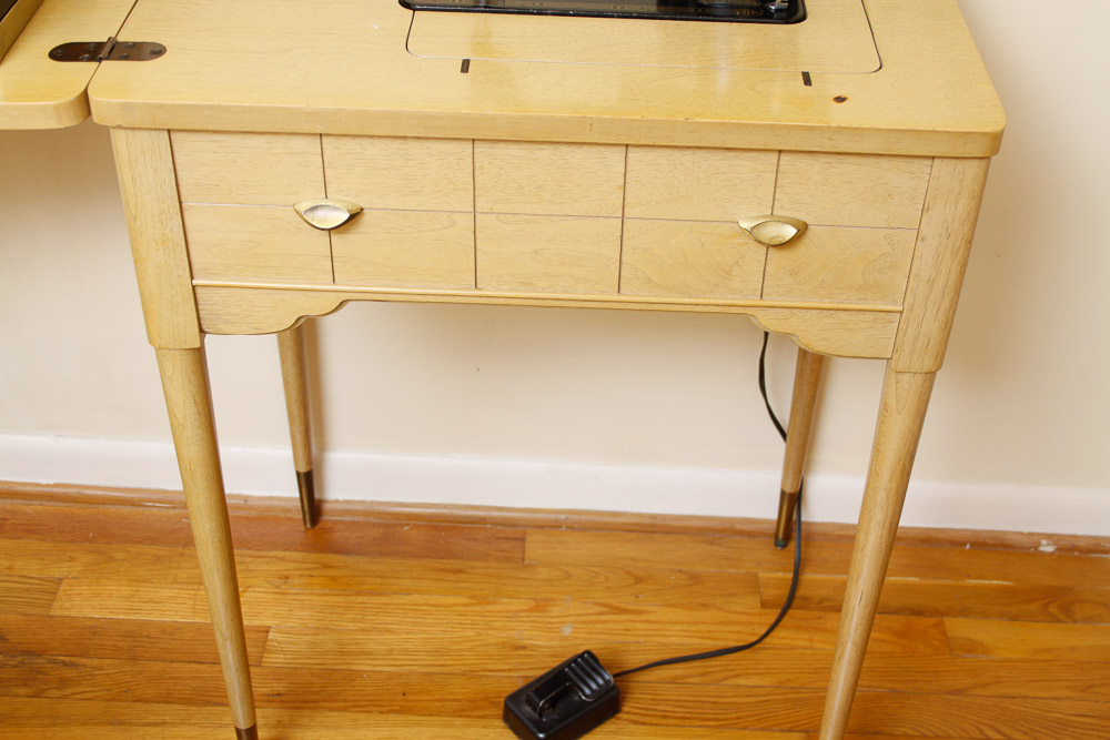 Vintage Singer Sewing Machine and Table