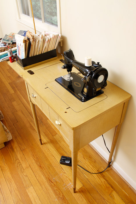 Vintage Singer Sewing Machine and Table