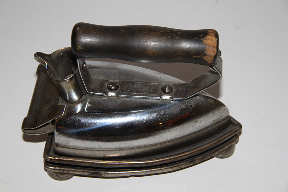 Decorative Antique Clothing Iron with Stand