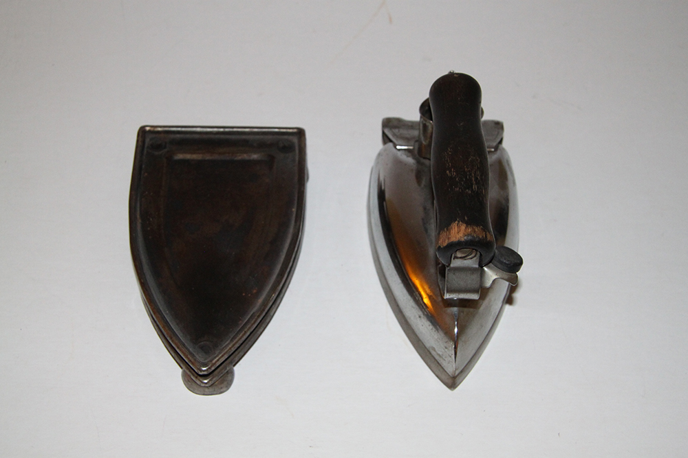 Decorative Antique Clothing Iron with Stand