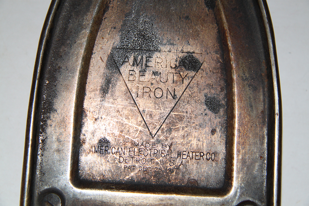 Decorative Antique Clothing Iron with Stand