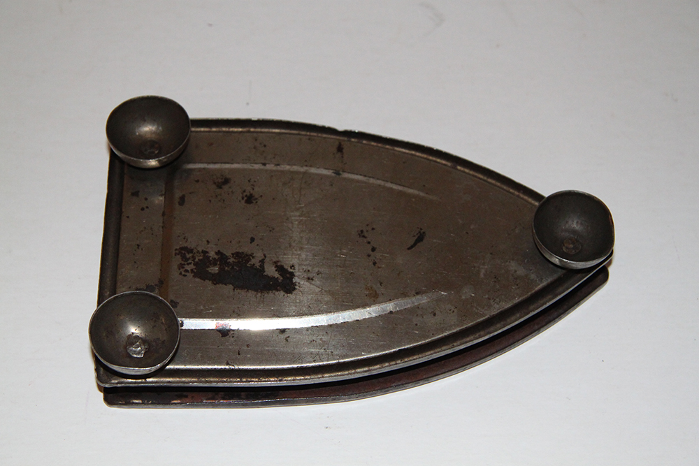 Decorative Antique Clothing Iron with Stand