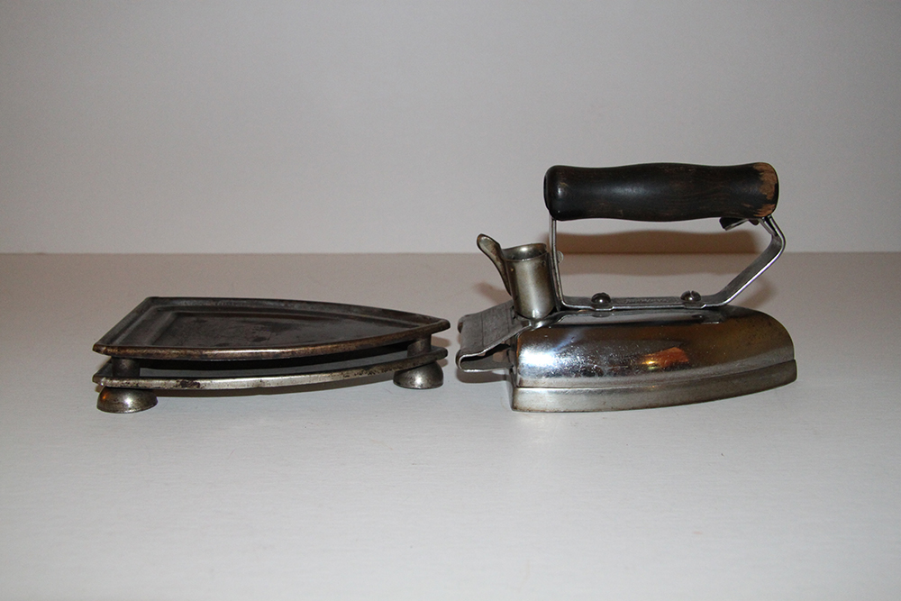 Decorative Antique Clothing Iron with Stand