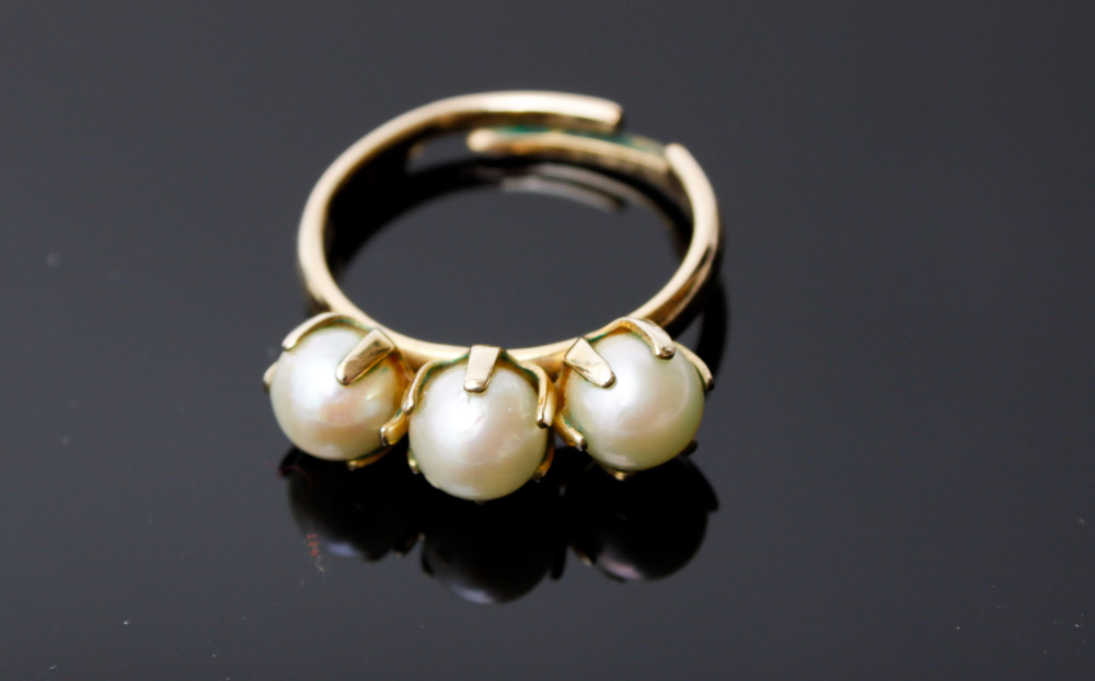 Cameo Brooch and Pearl Jewelry Set