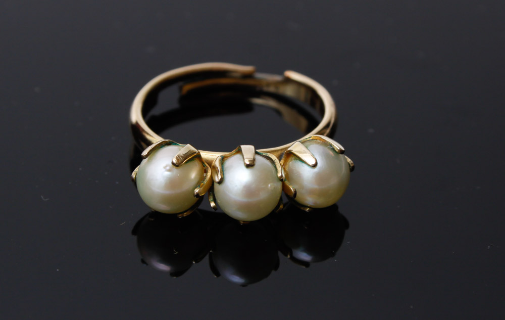 Cameo Brooch and Pearl Jewelry Set