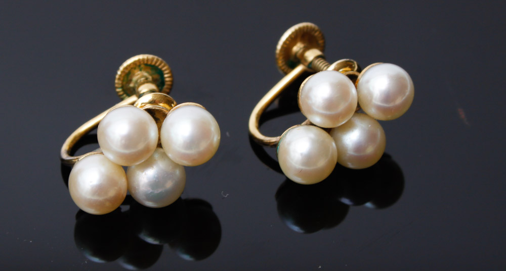Cameo Brooch and Pearl Jewelry Set
