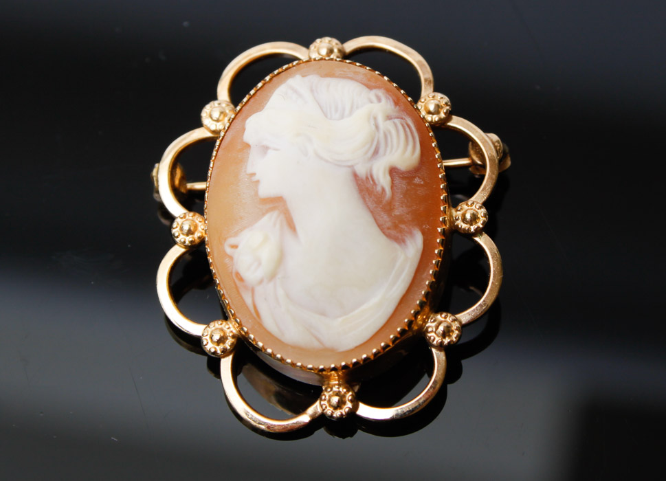 Cameo Brooch and Pearl Jewelry Set