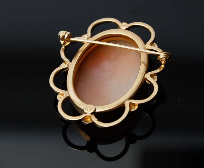 Cameo Brooch and Pearl Jewelry Set