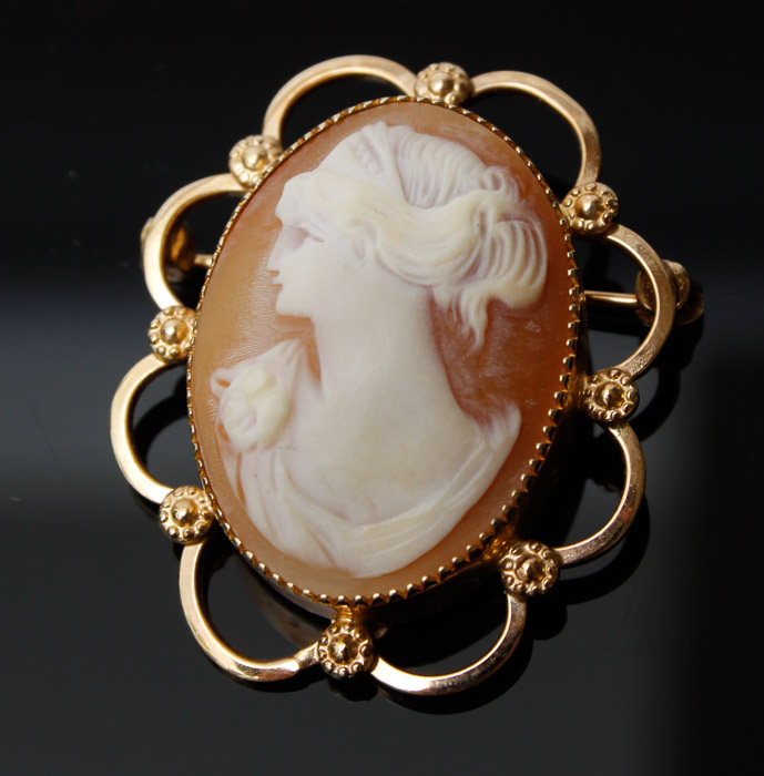 Cameo Brooch and Pearl Jewelry Set