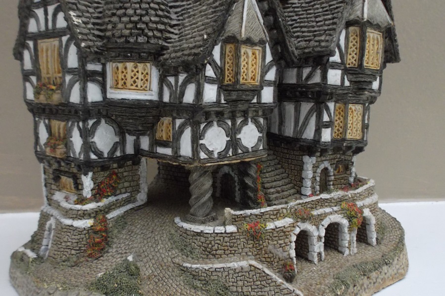 1986 John Hine Studios Miniature House 2202