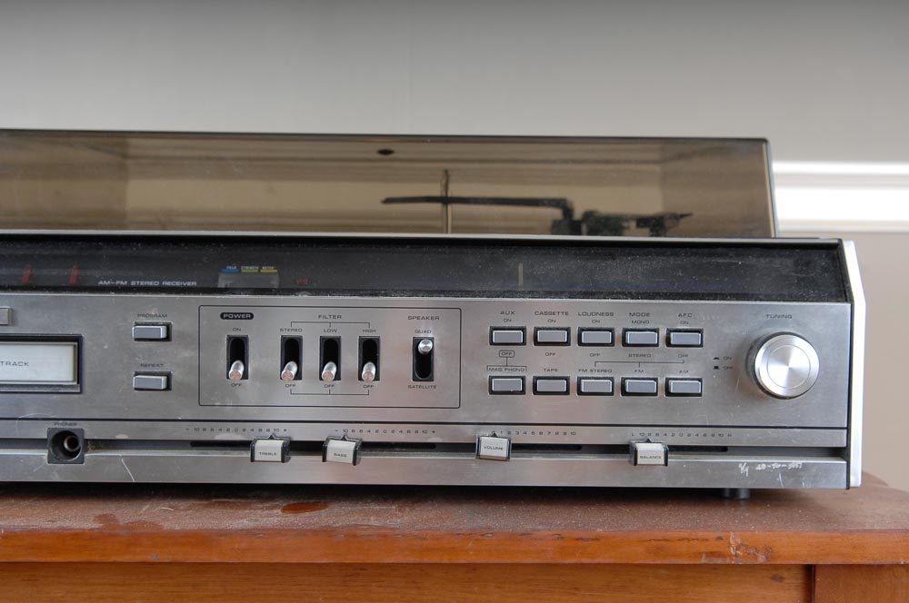 Soundesign Classic Stereo Console