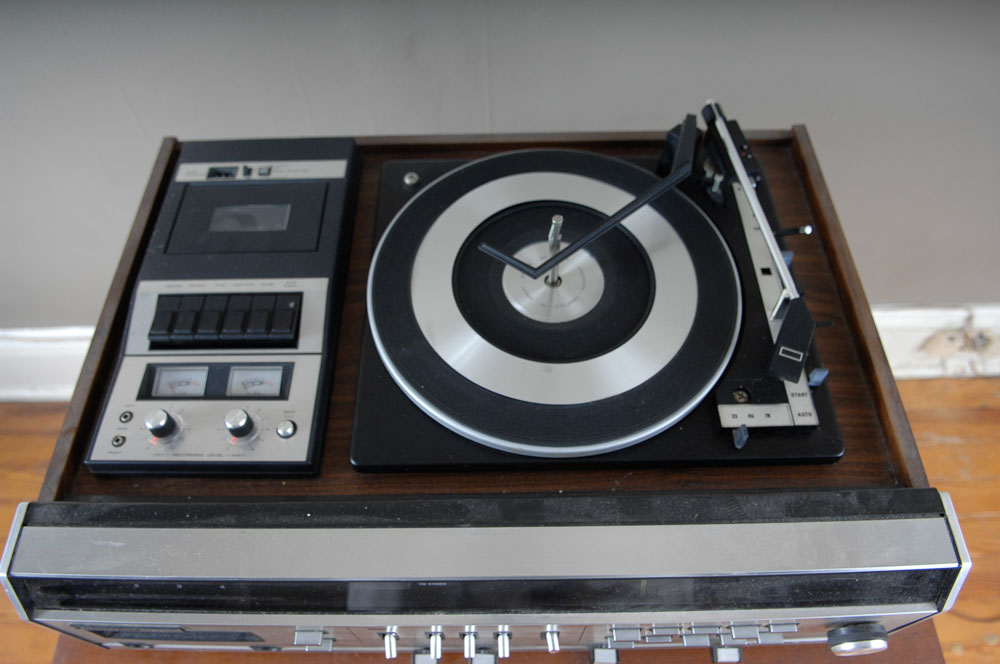 Soundesign Classic Stereo Console