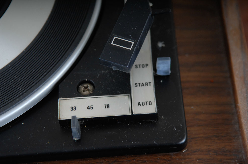 Soundesign Classic Stereo Console