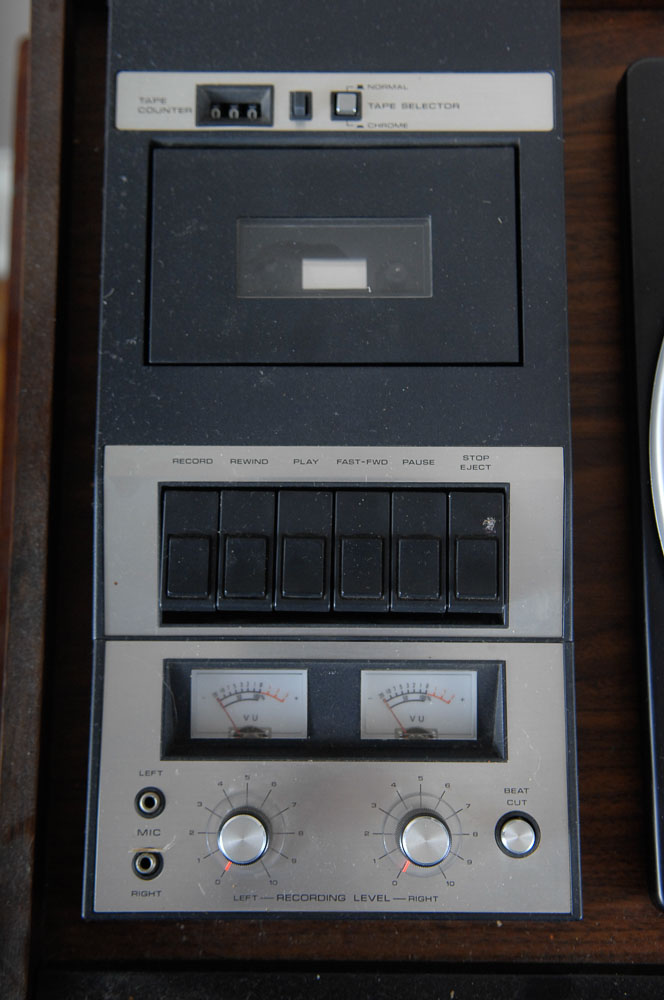 Soundesign Classic Stereo Console