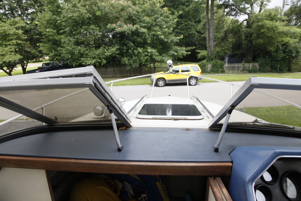 1987 Sea-Ray Sorrento S24 Cuddy Cabin