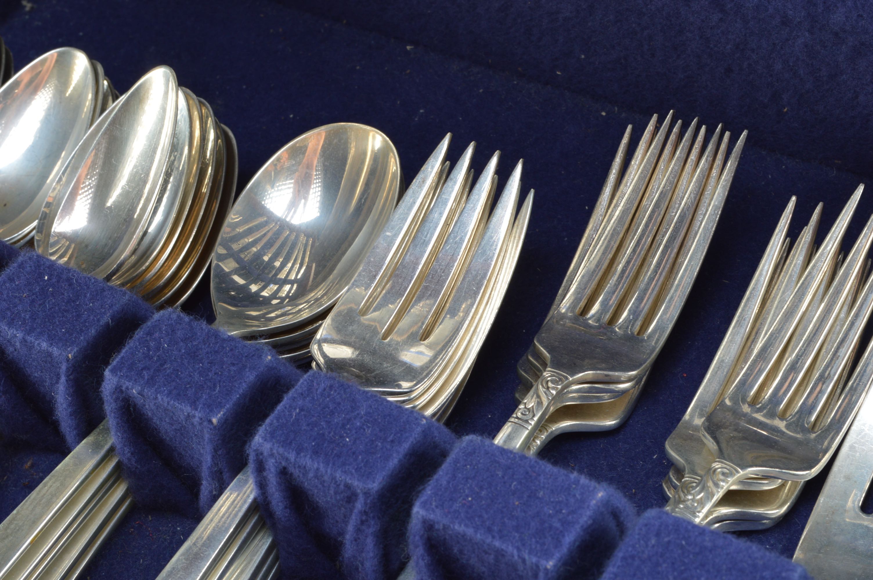 1948 Oneida Heirloom Sterling Silver "Mansion House" Flatware