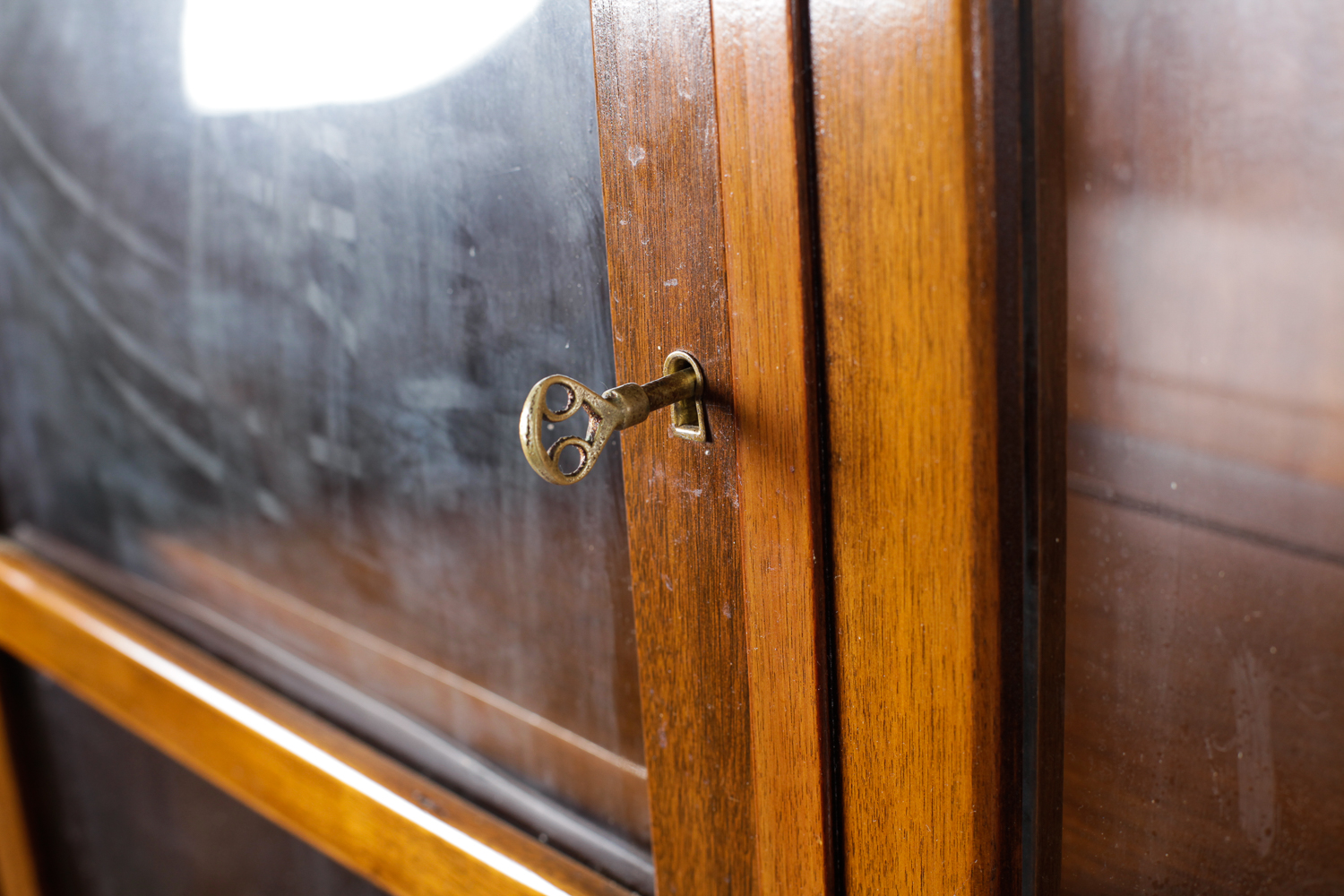 American of Martinsville Bubble Glass China Cabinet