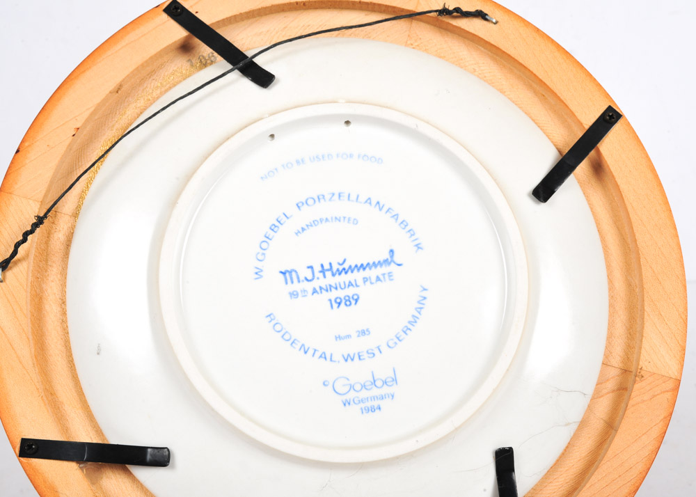 1989 Vintage Annual M.I. Hummel Plate