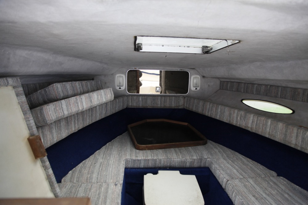 1987 Sea-Ray Sorrento S24 Cuddy Cabin