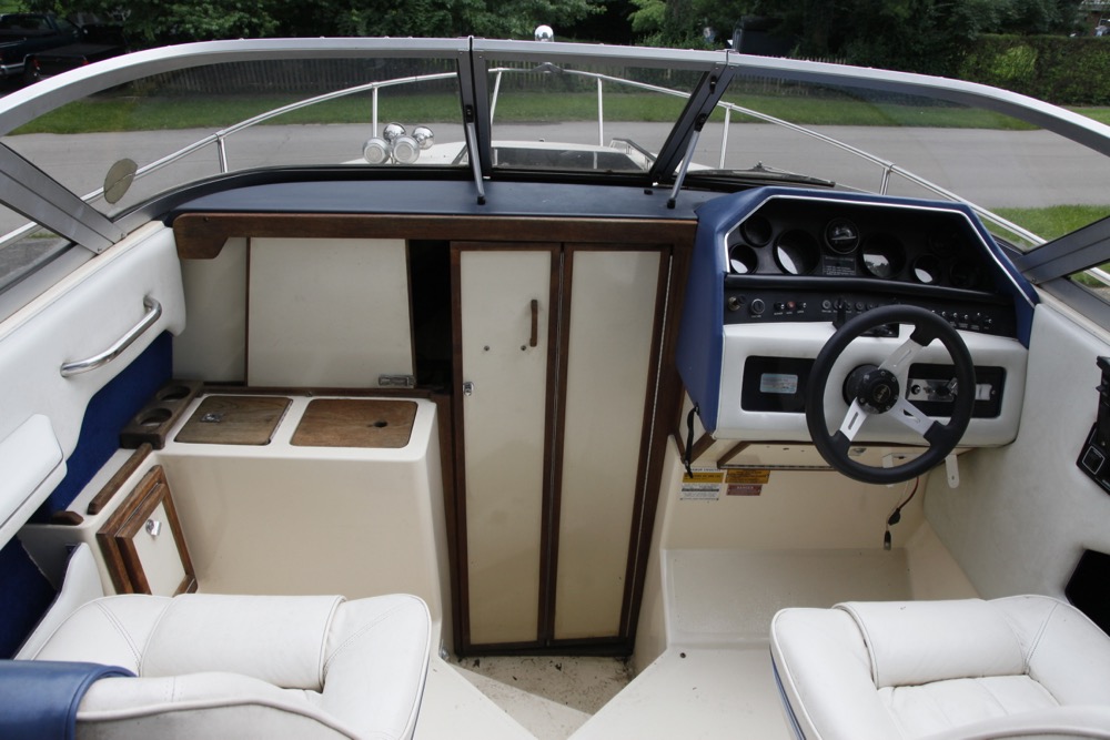 1987 Sea-Ray Sorrento S24 Cuddy Cabin