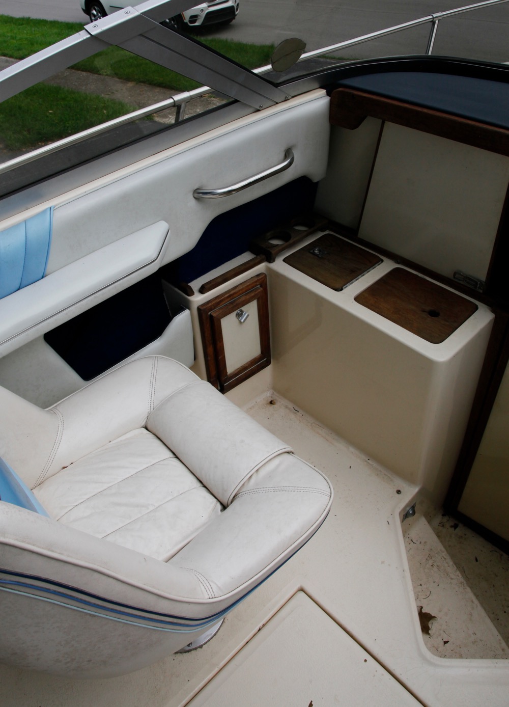 1987 Sea-Ray Sorrento S24 Cuddy Cabin