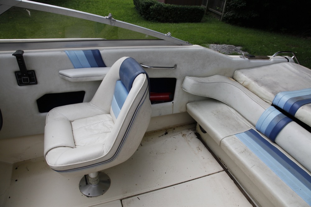 1987 Sea-Ray Sorrento S24 Cuddy Cabin