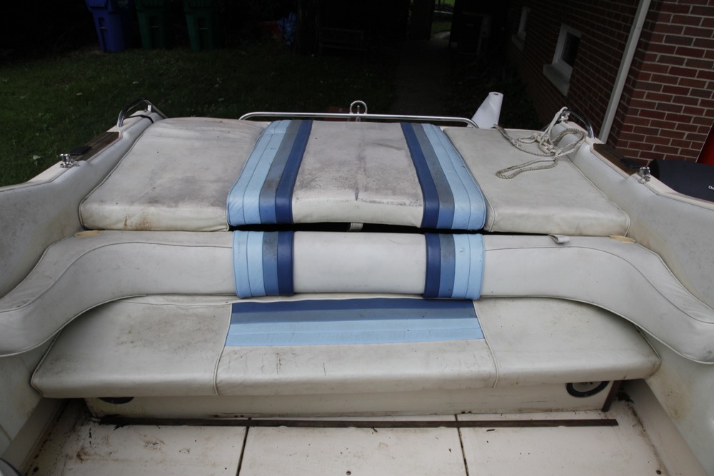 1987 Sea-Ray Sorrento S24 Cuddy Cabin