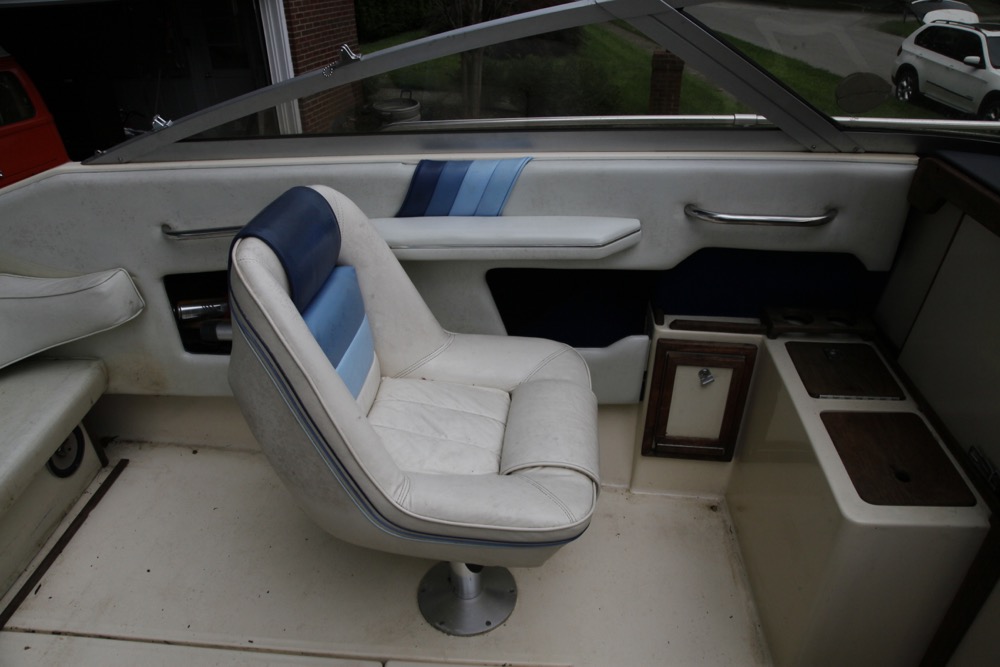 1987 Sea-Ray Sorrento S24 Cuddy Cabin