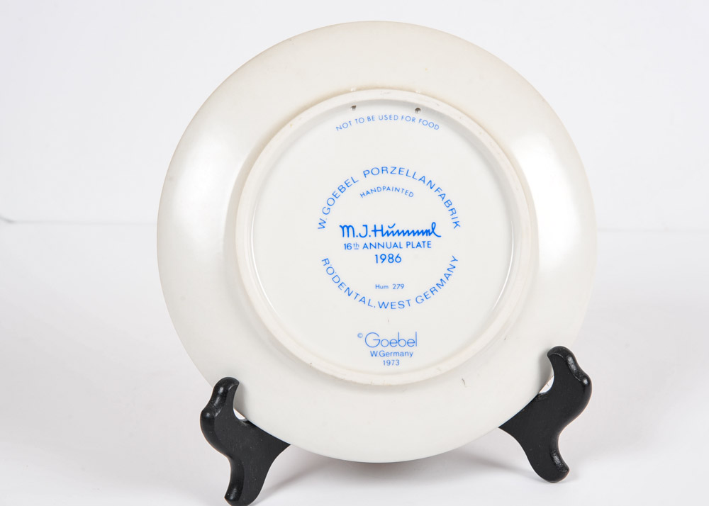 1986 Vintage Annual M.I. Hummel Plate