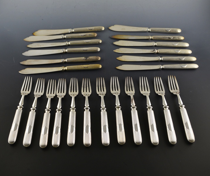 Walker & Hall Silver Plated "Reed/Shield" Fish Knives and Forks