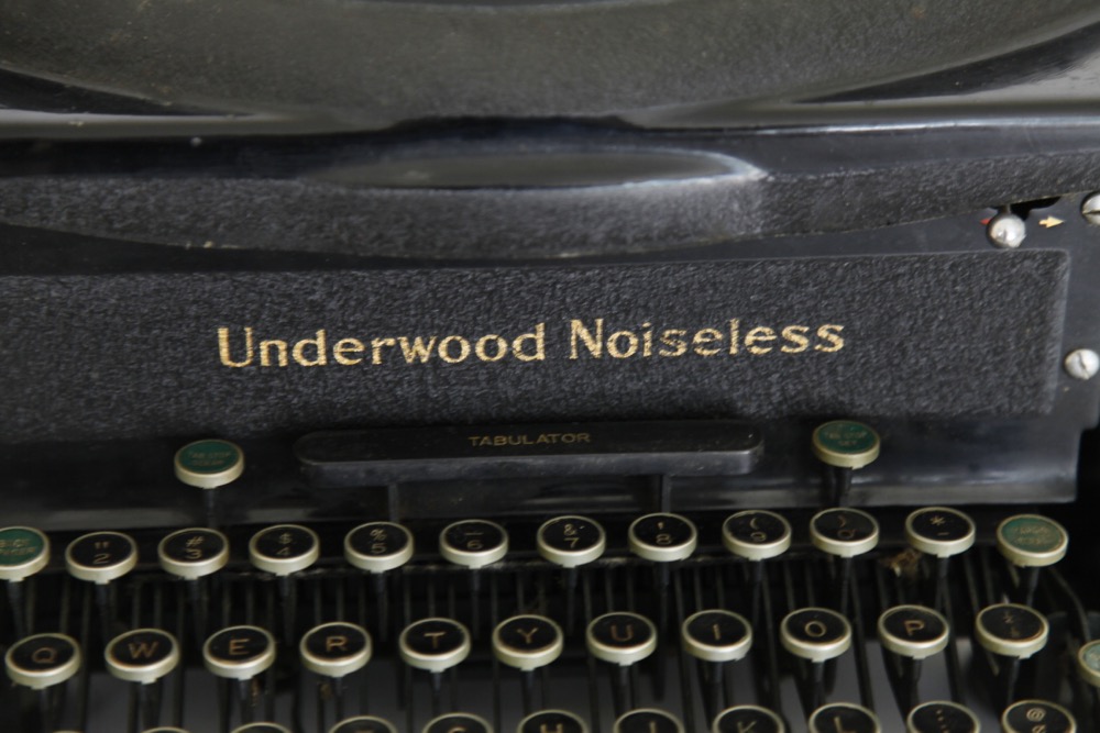 Underwood "Noiseless" Vintage Typewriter