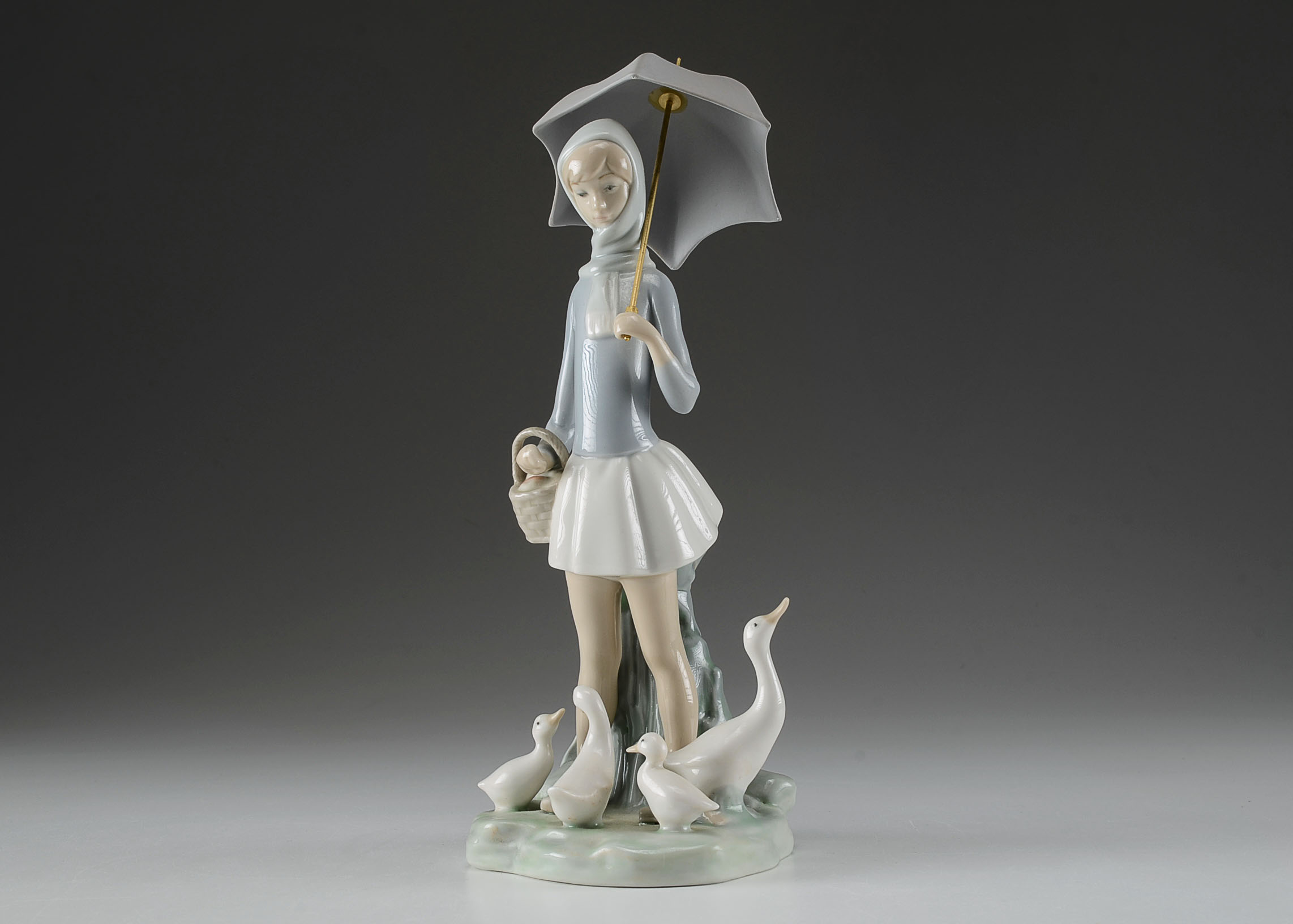 Lladro "Girl with Umbrella" 4510 Figurine