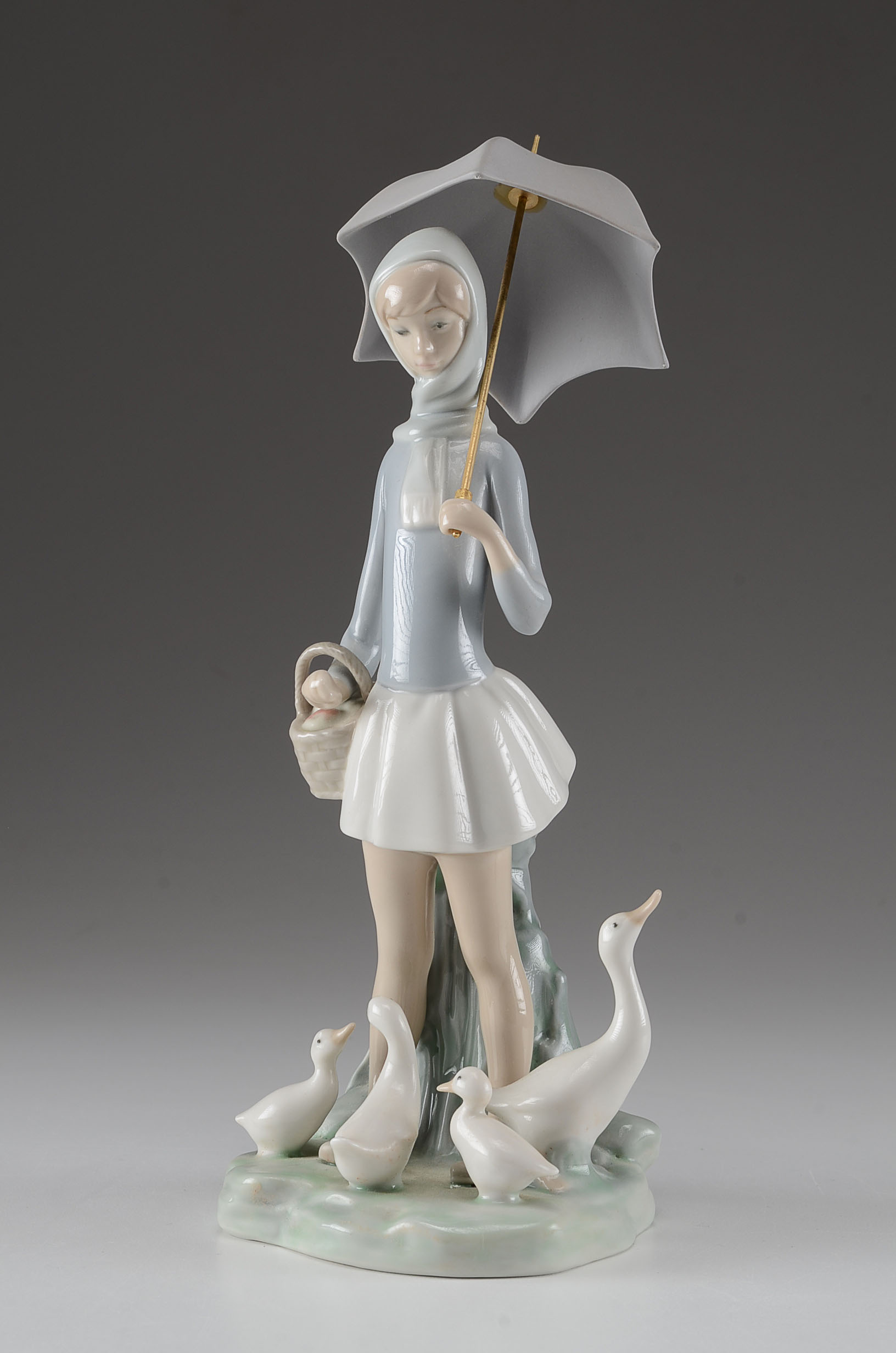 Lladro "Girl with Umbrella" 4510 Figurine