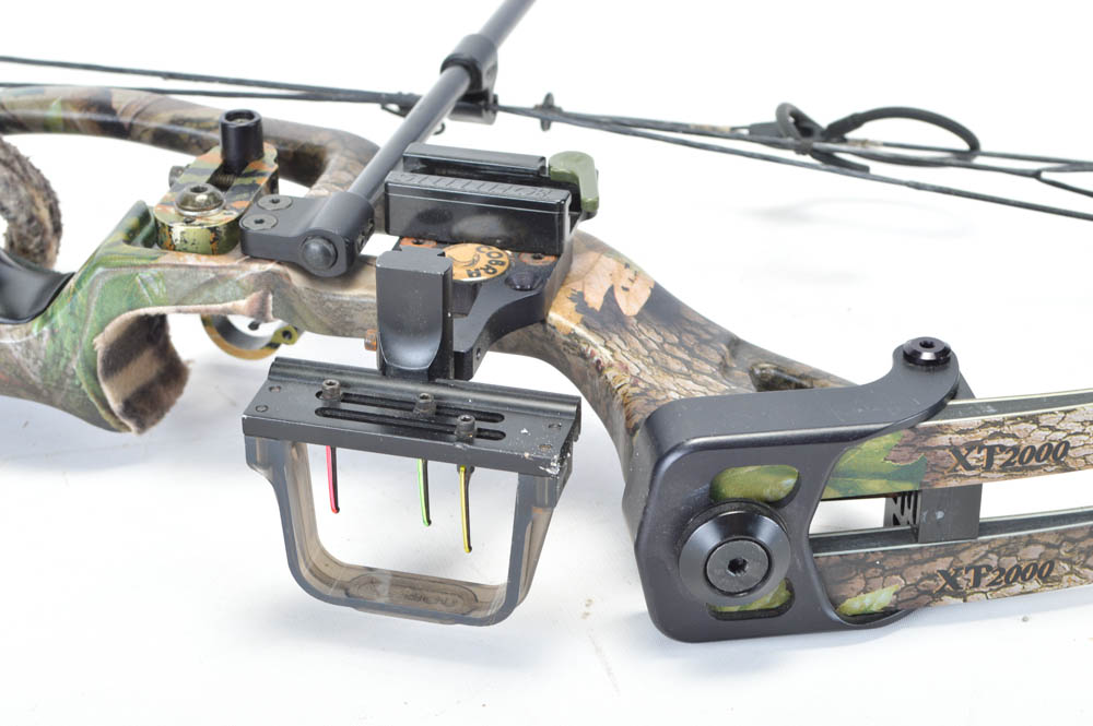 A Hoyt XT 2000 Compound Bow