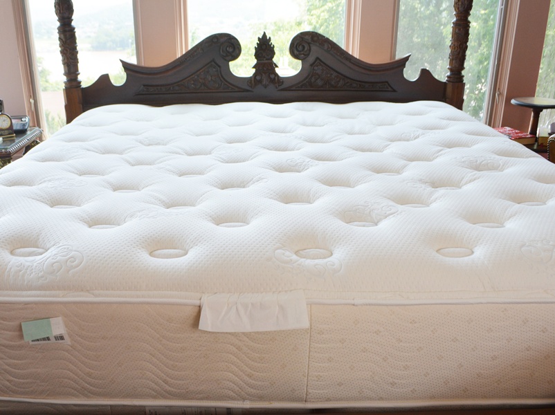 Simmons Beautyrest King Mattress and Box Springs With Plush Pad