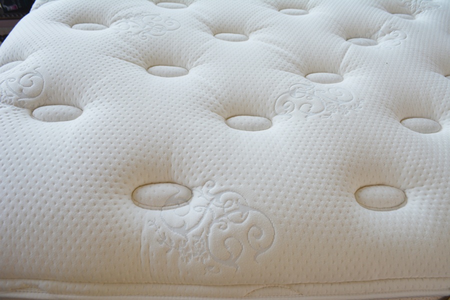 Simmons Beautyrest King Mattress and Box Springs With Plush Pad