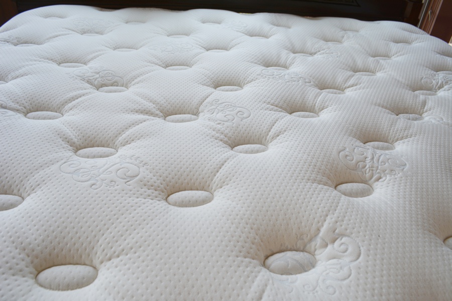 Simmons Beautyrest King Mattress and Box Springs With Plush Pad